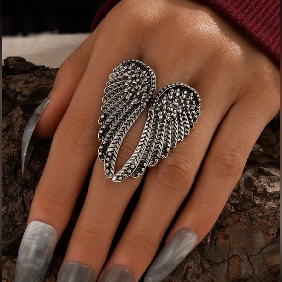 Wings 🪽 gorgeous silver tone ring